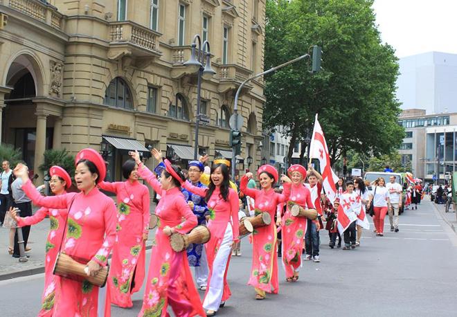 ao-dai-vietnam-on-germany-street-652.jpeg