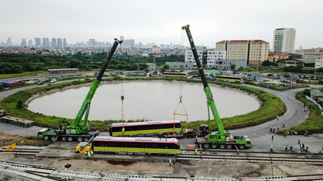 The carriages made it to depot in Nhon safely around 3 a.m. They will be put onto the railway for assembling and testing. Le Trung Hieu, Deputy Head of MRB said that the train will be given test runs in depot after some adjustments and installation of electronic parts that have been temporarily removed during the transporting process. The train will be displayed on the railway this year for curious visitors.