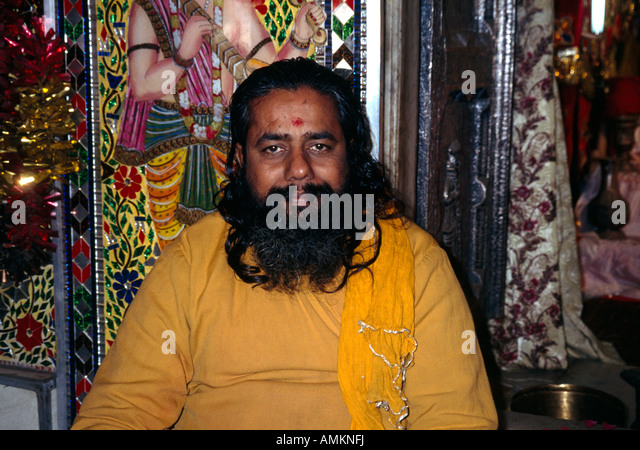 amritsar-india-durgiana-hindu-priest-amknfj.jpg