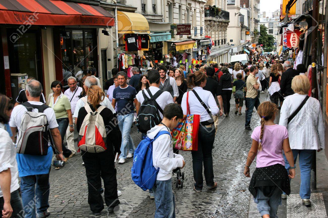 7137785-PARIS-AUGUST-19-View-of-always-crowded-Rue-de-Steinkerque-on-August-19-2008-in-Montmartre-Paris-Mont-Stock-Photo.jpg