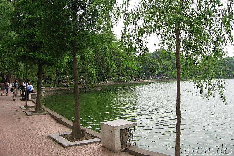 hoan-kiem-lake-in-hanoi-vietnam-2735-800.jpg