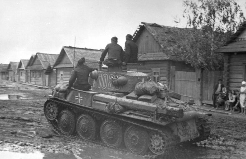 Bundesarchiv_Bild_101I-265-0037-10%2C_Russland%2C_Panzer_38t.jpg