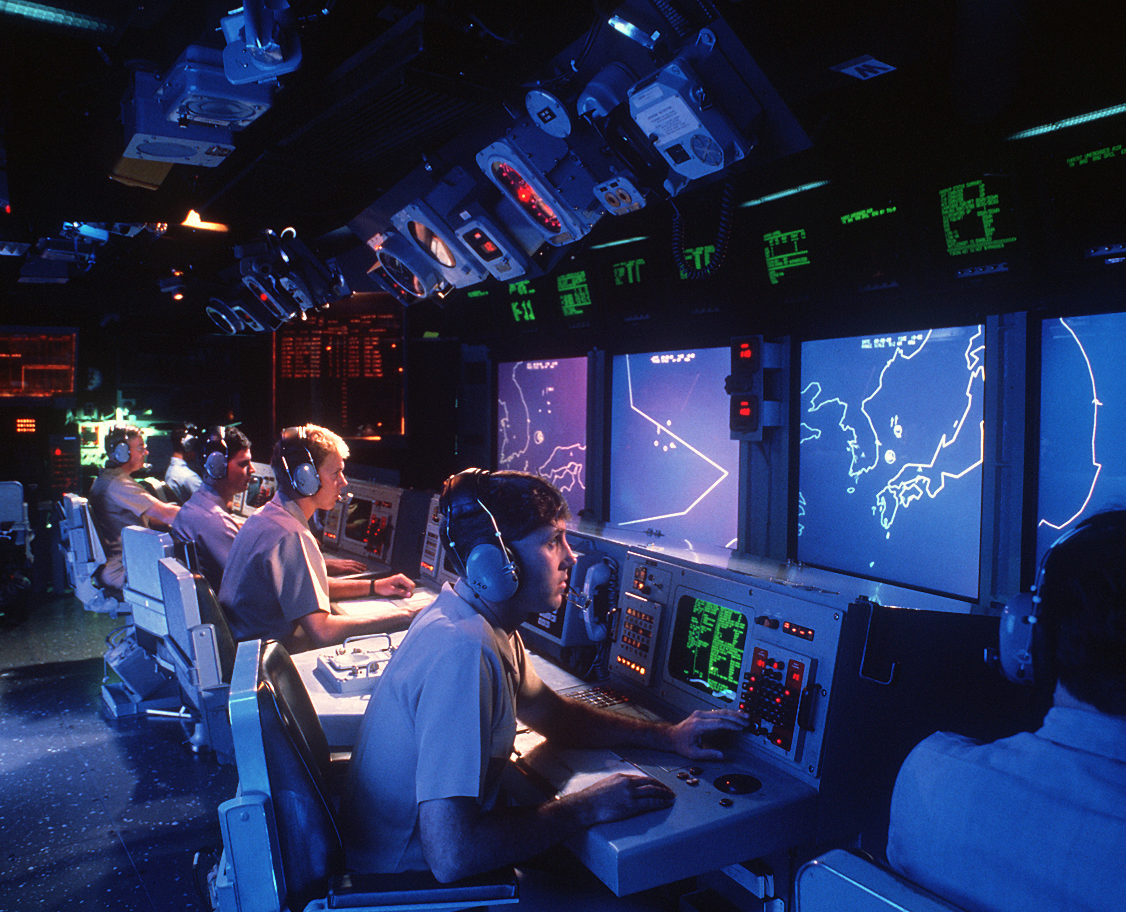 USS_Vincennes_CG-49_Aegis_large_screen_displays.jpg
