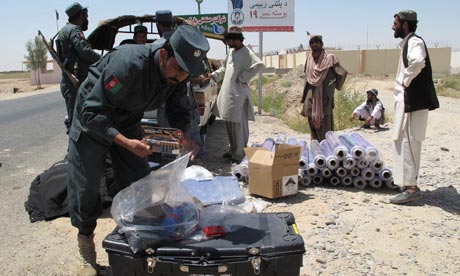 Afghan-police-inspect-veh-008.jpg