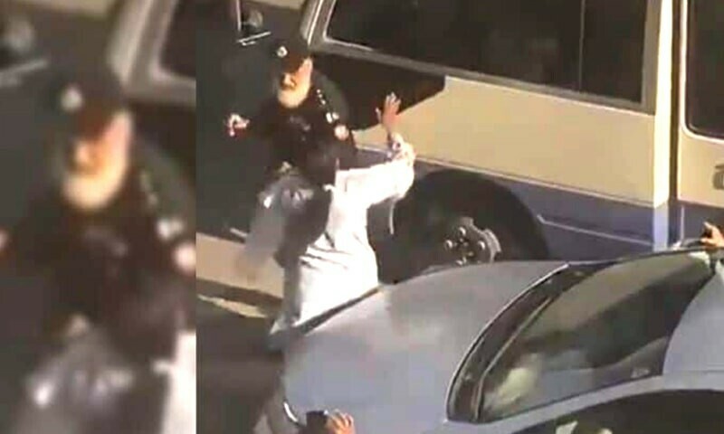 <p>This image shows the woman attacking the police officer in Karachi on Thursday. — DawnNewsTV</p>