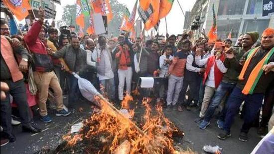 BJP-workers-burn-effigies-in-protest-against-Pakis_1671348817486.jpg