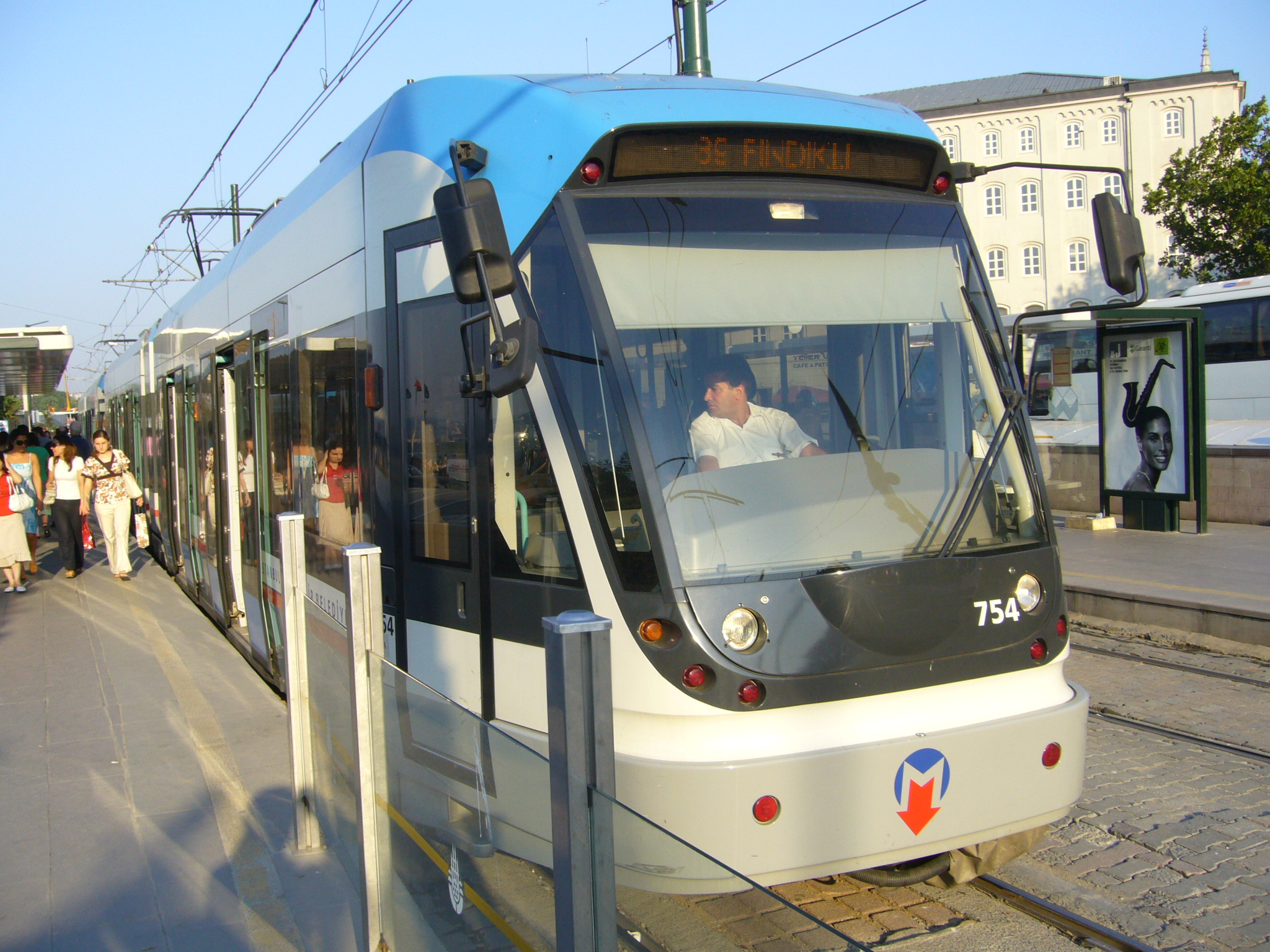 Istanbul_modern_tram_%28July_2006%29.jpg