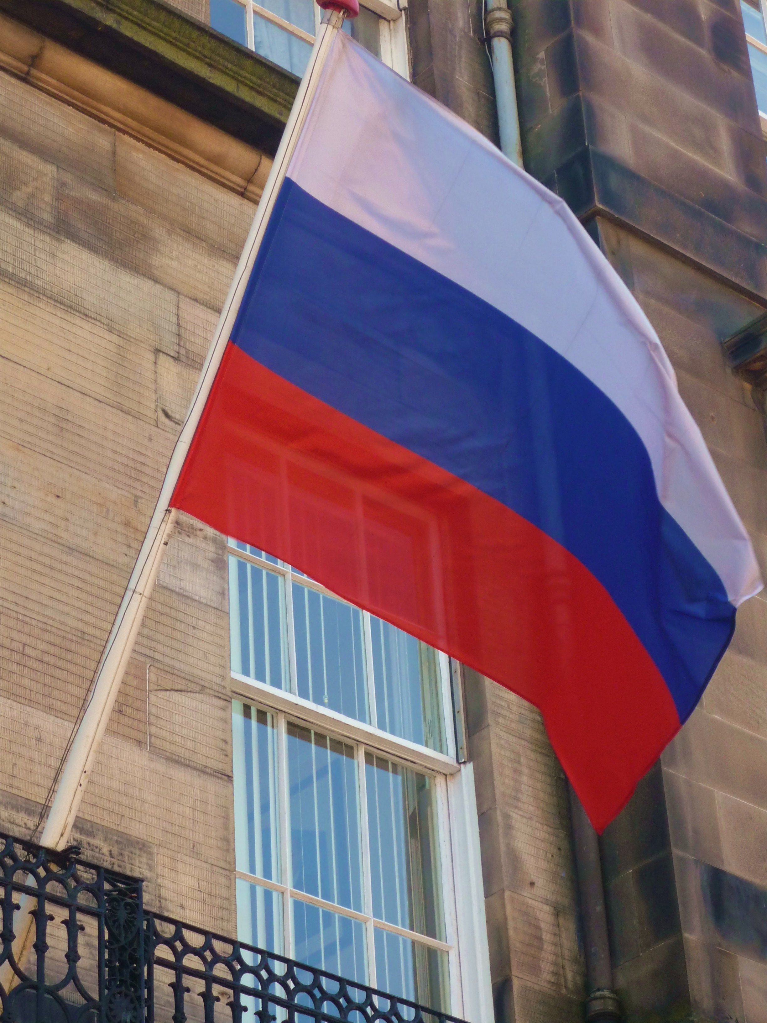 Flag_at_Russian_Consulate-General_in_Edinburgh.jpg