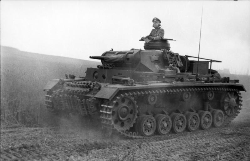 Bundesarchiv_Bild_101I-185-0137-14A,_Jugoslawien,_Panzer_III_in_Fahrt.jpg