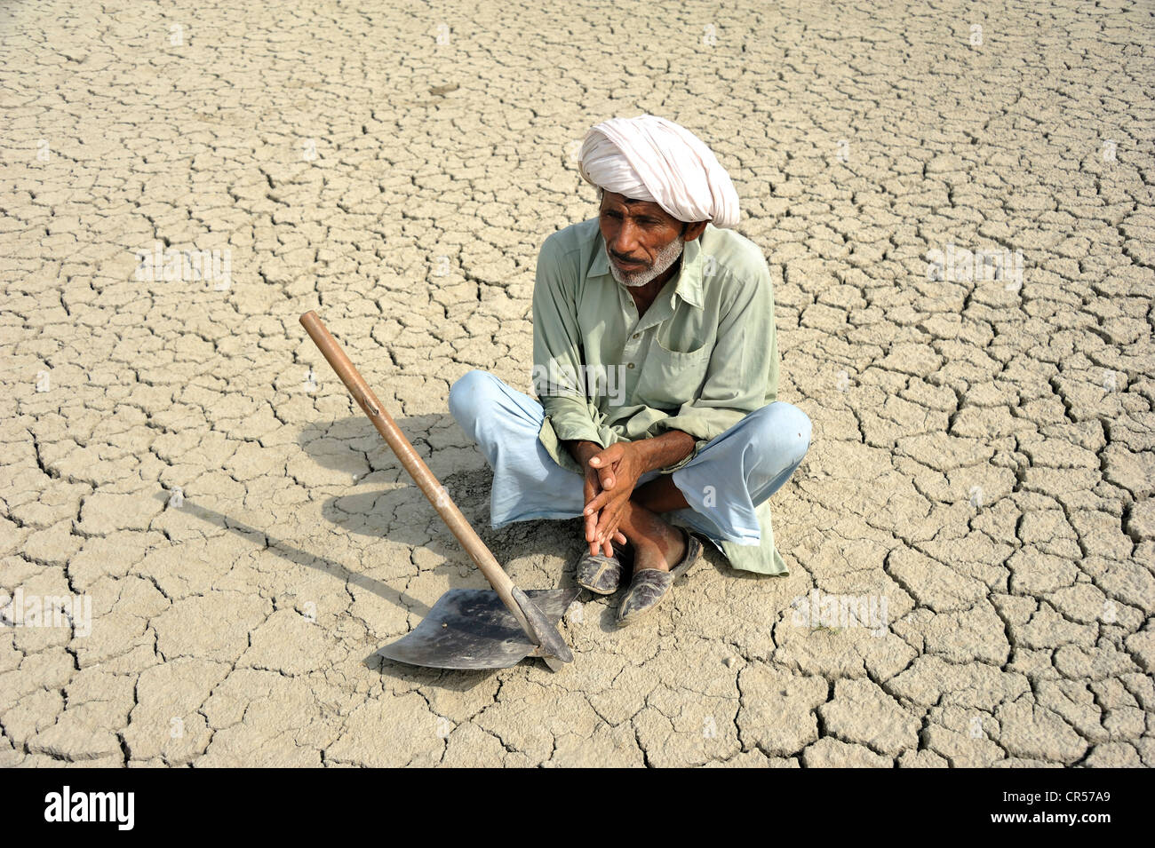 farmer-sitting-on-dried-loamy-soil-basti-lehar-walla-village-punjab-CR57A9.jpg