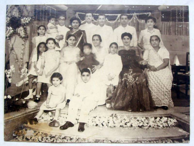 India+Photograph+Parsi+family+70+years+old+2.jpg