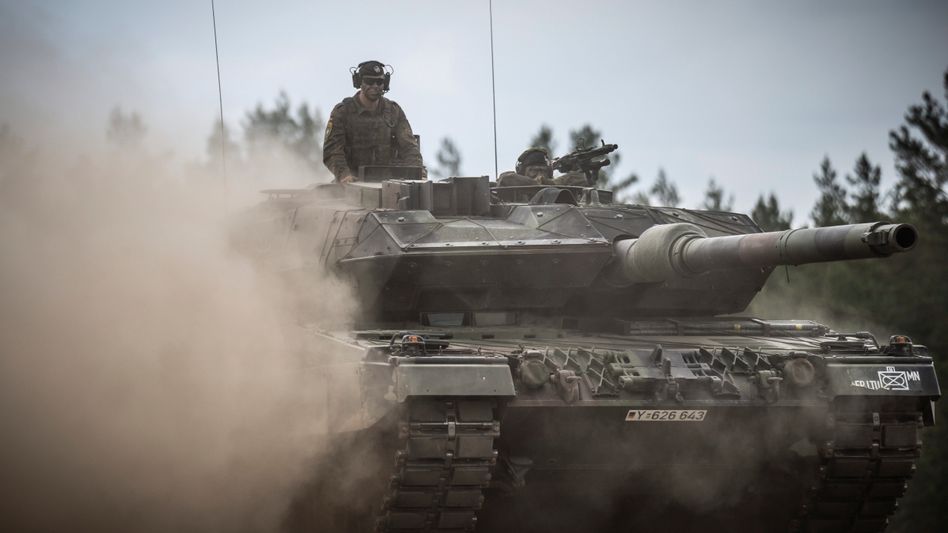 Ein Leopard-2-Panzer der Bundeswehr im Litauern Nato-Camp Adrian Rohn