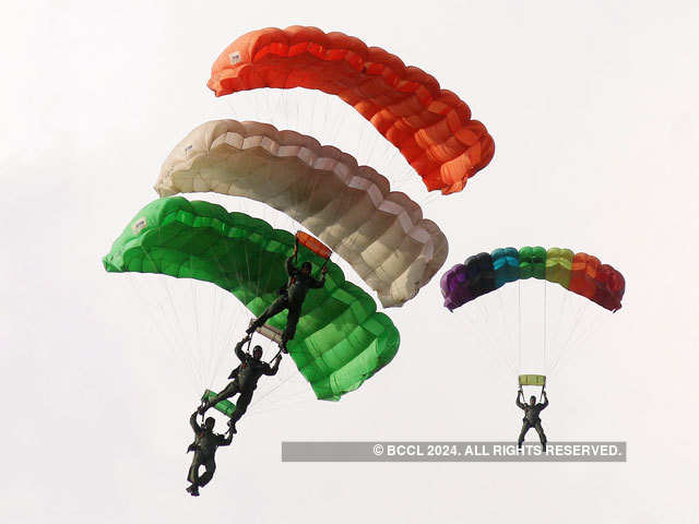 spectacular-images-skydiving-performance-by-iafs-akash-ganga-team.jpg