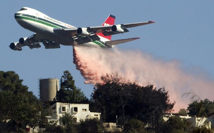 747-dropping-in-Israel.jpg