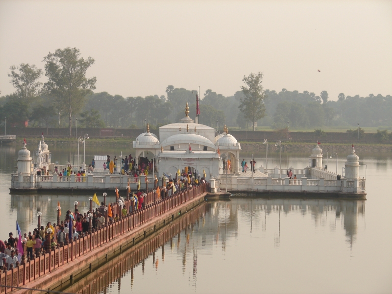 Jalmandir_Jain_Temple_Pawapuri_Bihar.jpg