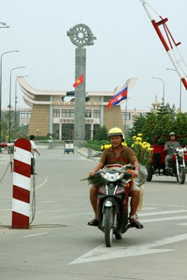 vn-cambodia%27s+bavet+border+gate+in+svay+rieng.jpg