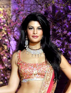 Jacqueline_Fernandez_walks_the_ramp_at_AVCIBFW_2013.jpg