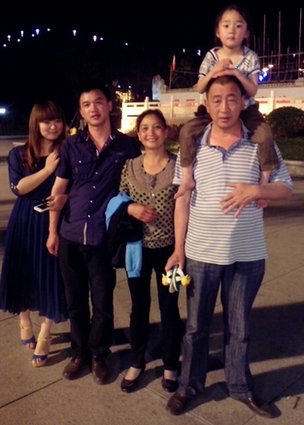 _70691779_luoping-biologicalfam2withhissisteronhisleftside.jpg