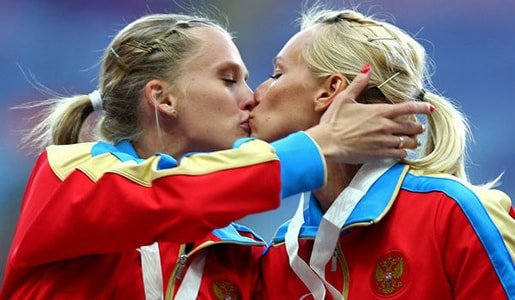 la-sp-sn-russian-athletes-kiss-20130820-001.jpg