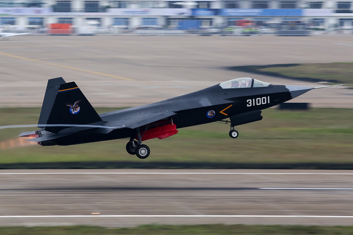 Shenyang_J-31_F60_Take_off.jpg