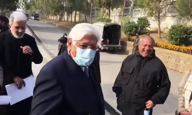 Former Gilgit-Baltistan chief justice Rana Shamim arrives at the Islamabad High Court on Monday. — DawnNewsTV screengrab