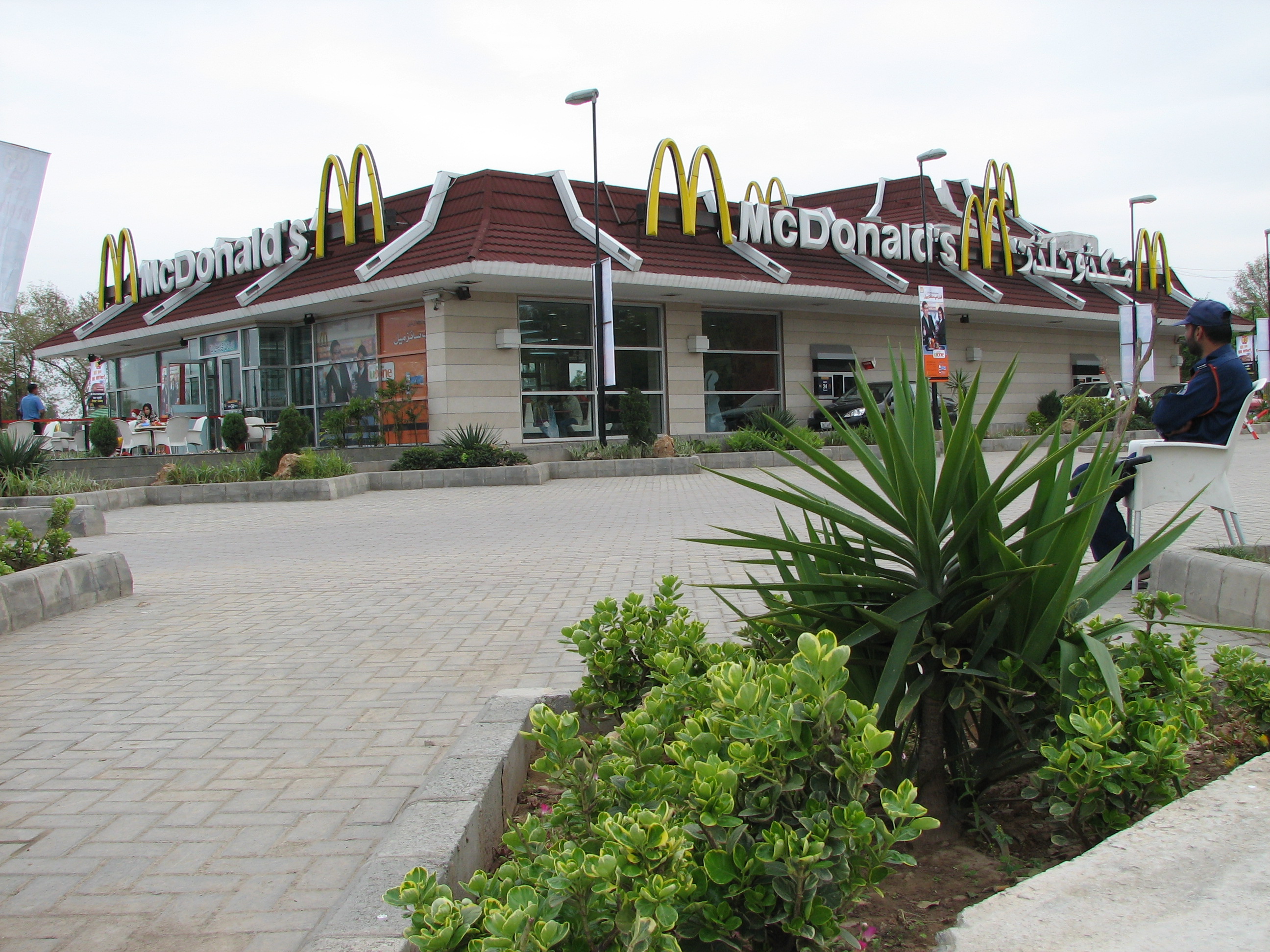 McDonald%27s_by_F-9_Park_in_Islamabad.jpg