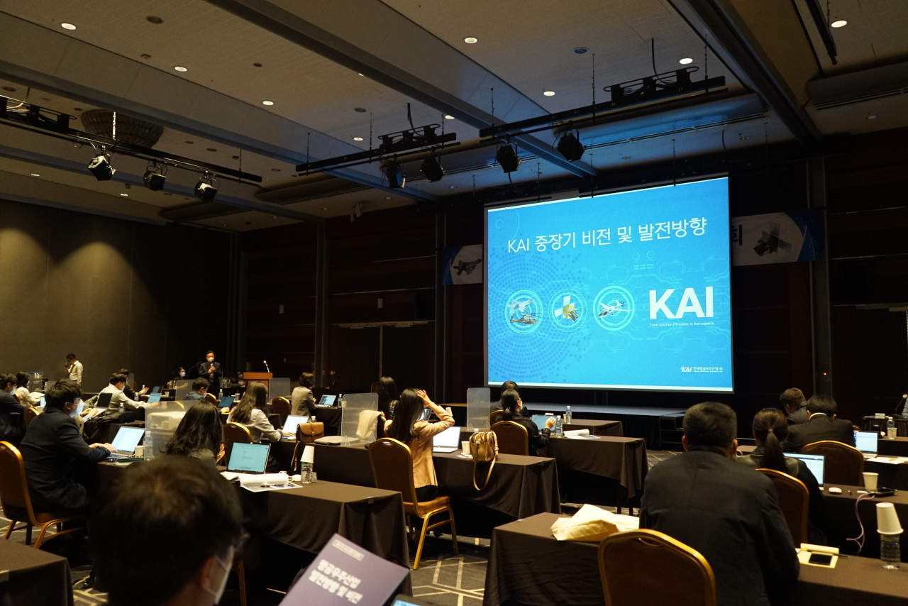 Song Ho-chul, head of business management strategy at KAI, gives a presentation on the company’s strategy to become Asia’s No. 1 aerospace firm by 2030. (KAI)