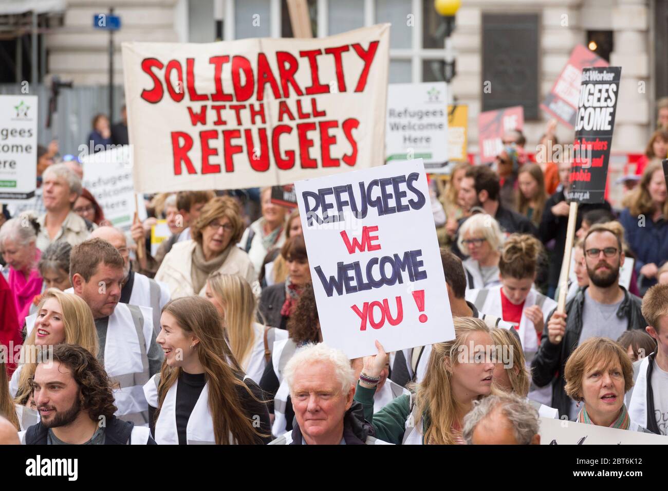 refugees-welcome-here-march-from-park-lane-to-parliament-square-to-show-solidarity-with-refugees-piccadilly-london-uk-17-sep-2016-2BT6K12.jpg