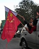 Pakistani-children-wave-Pakistani-and-Chinese-flags.jpg