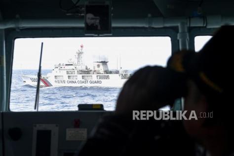 kapal-coast-guard-china-5202-membayangi-kri-usman-harun-359-saat-melaksanakan-patroli.jpeg