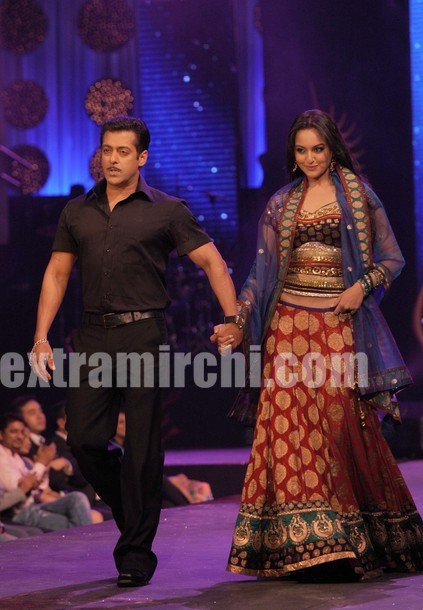 Salman_Khan___Sonakshi_Sinha_Walk_the_Ramp_at_IIFA_Rocks_%281%29.jpg