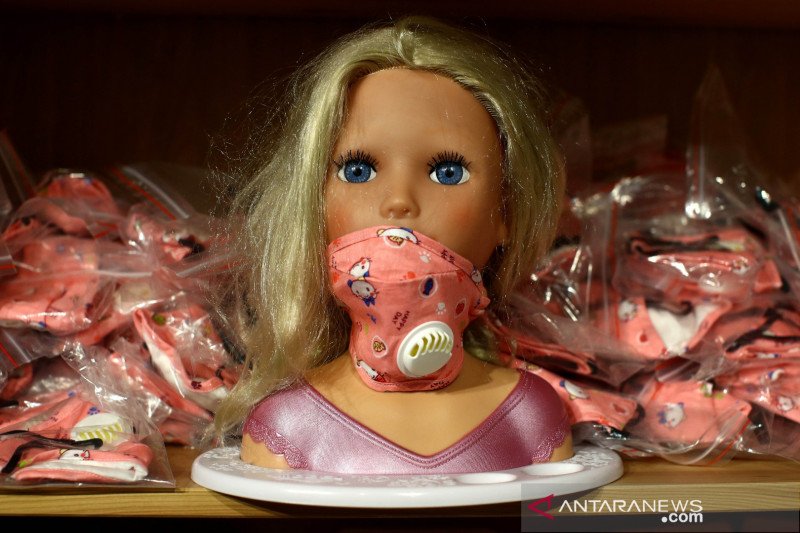 antarafoto-austria-coronavirus-doll-masks-14042020.jpg