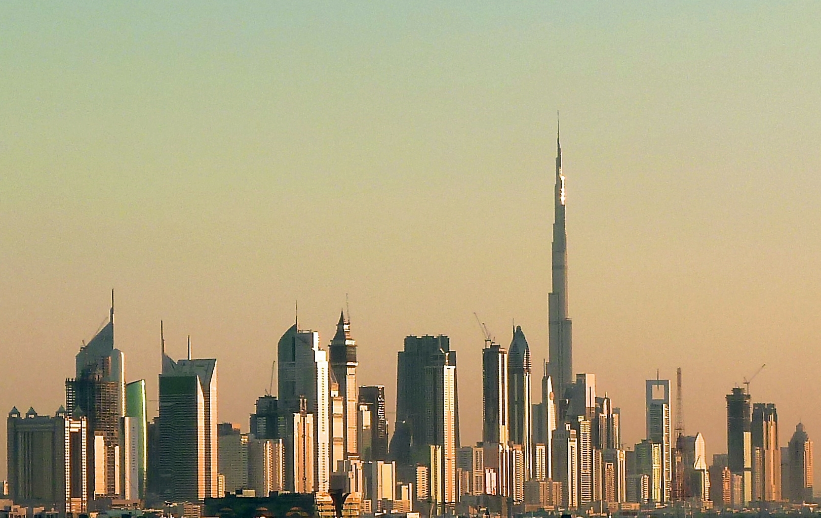 Dubai_skyline_2010.jpg