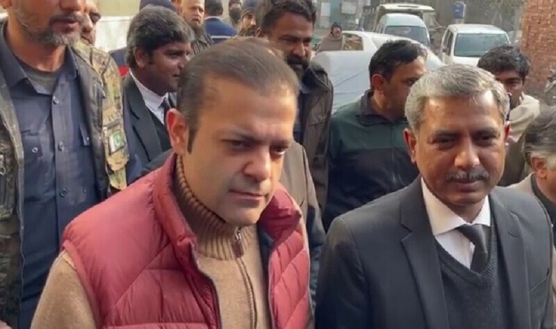 <p>Suleman Shehbaz, along with his lawyers, appears before a special court in Lahore on Saturday. — Photo by author</p>