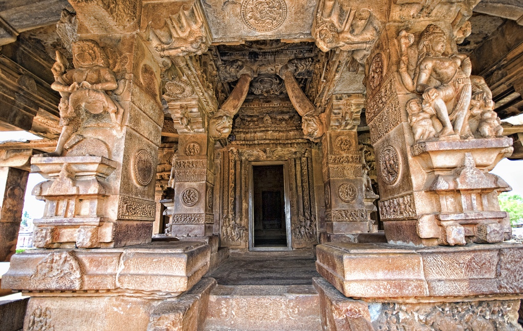 Durga_Temple_Garba_Griha,_Aihole,_Karnataka.jpg