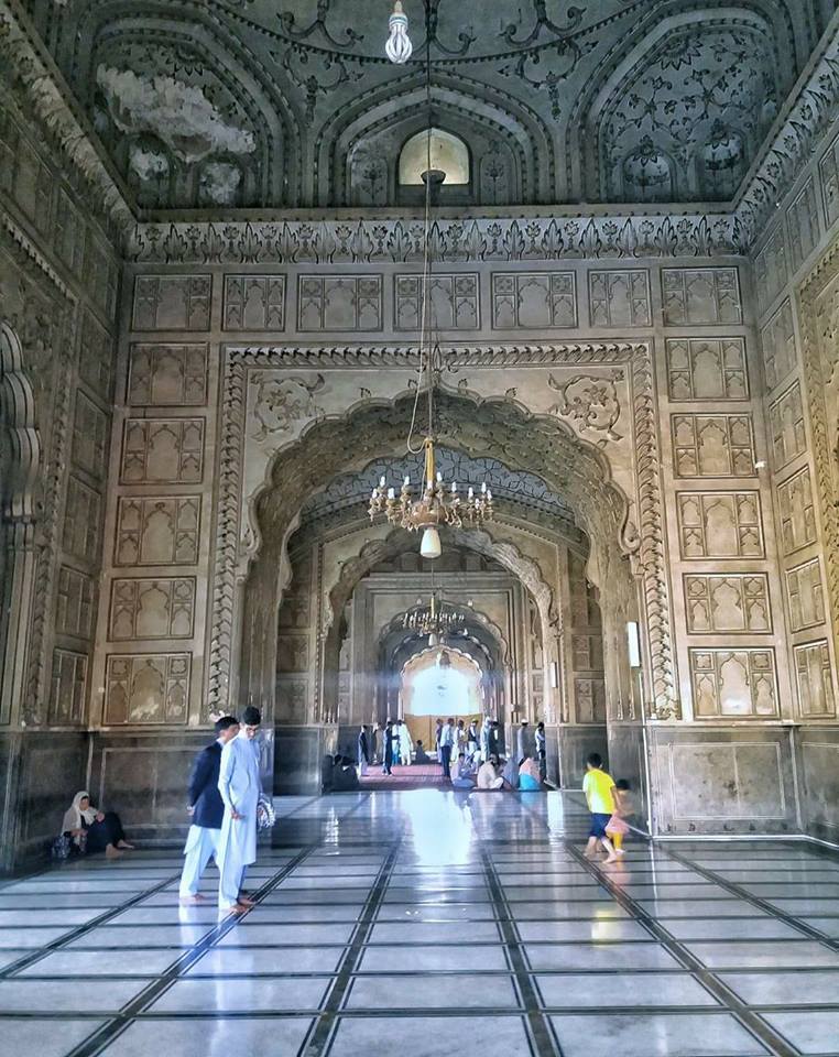 13-Inside-View-of-the-Badshahi-Mosque-in-Lahore.jpg