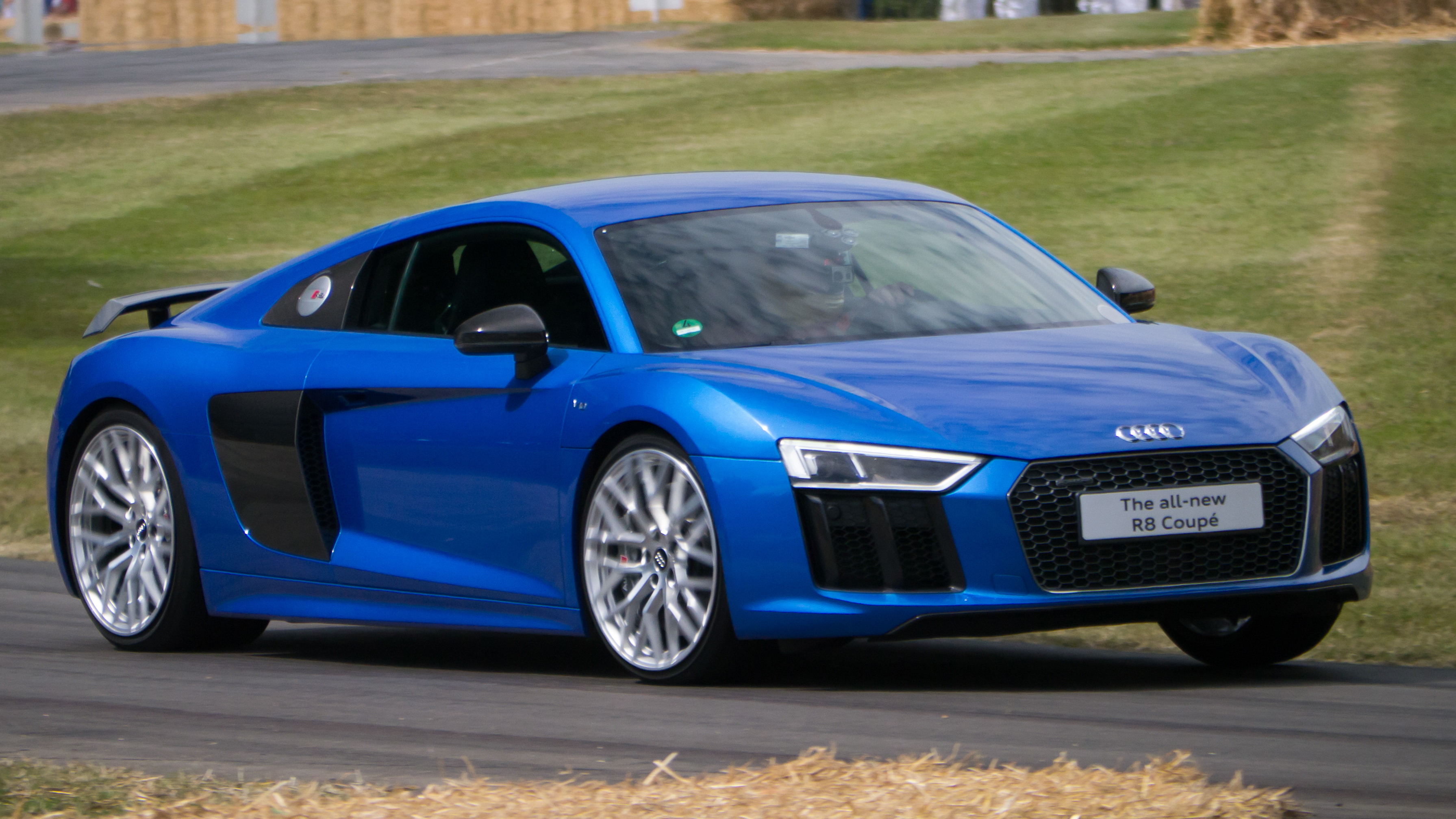 2015_Audi_R8_Coup%C3%A9_5.2_FSI_quattro_(19409896583).jpg