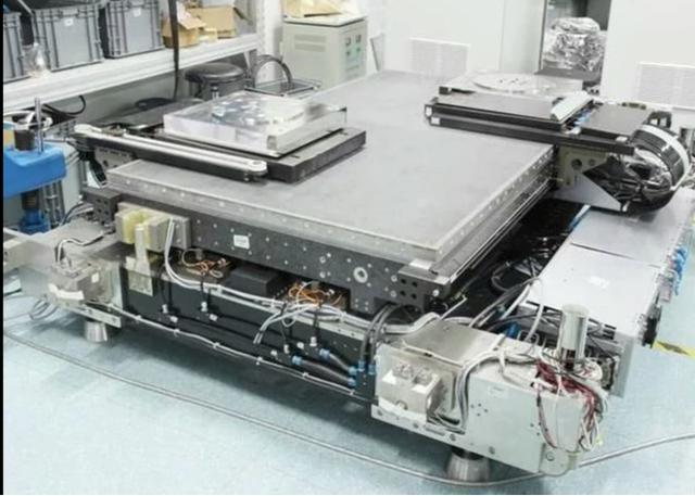 9-nanometer lithography machine.jpg
