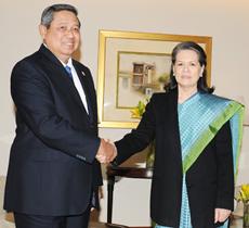 susilo_bambang_and_sonia_gandhi_domain-b.jpg