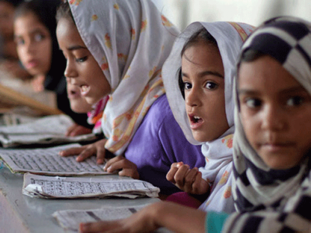 888026-PeshawargirlsstudyingPHOTOREUTERS-1431887441-164-640x480.gif