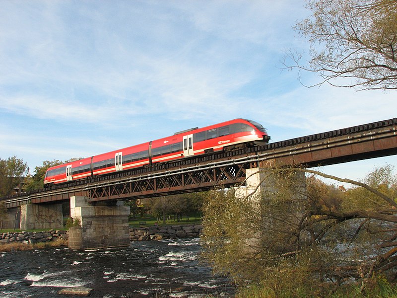 800px-O_Train_over_Rideau_by_Wilder.JPG