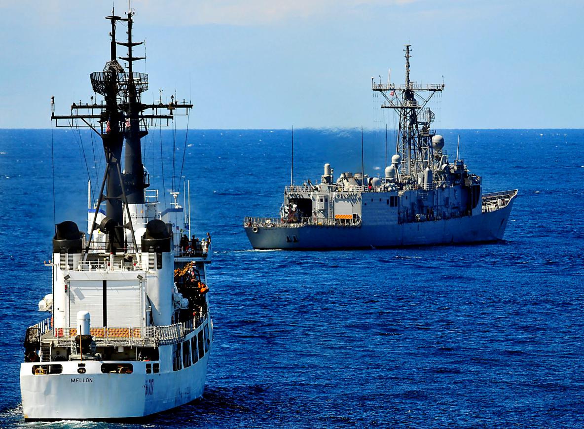 USS-Vandegrift-FFG-48-e-US-Coast-Guard-cutter-Mellon-WHEC-717-foto-2-USN.jpg