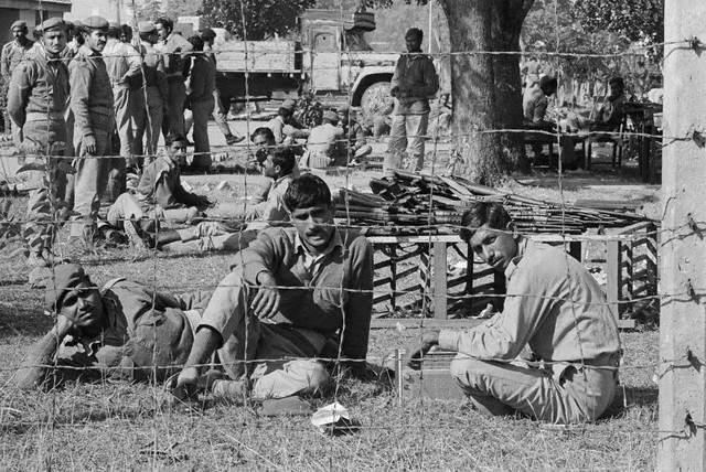 fall-of-dhaka-e28093-pow-camp1.jpg