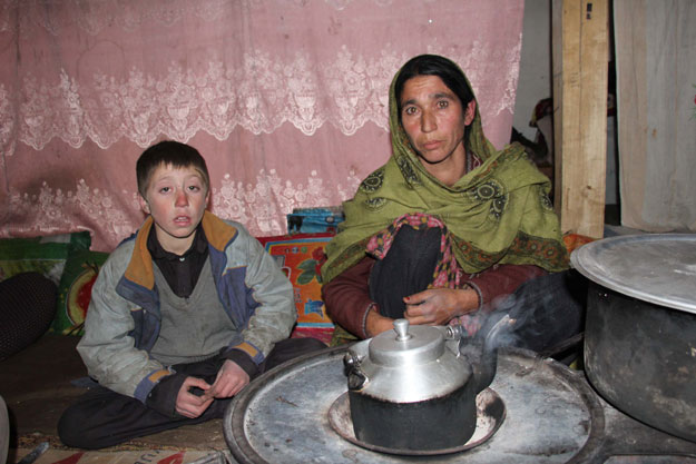 Locals-keep-themselves-warm-with-a-cup-of-tea111.jpg