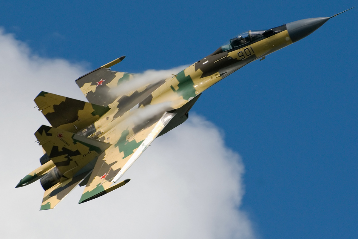 Su-35_in_flight._%283826731912%29.jpg