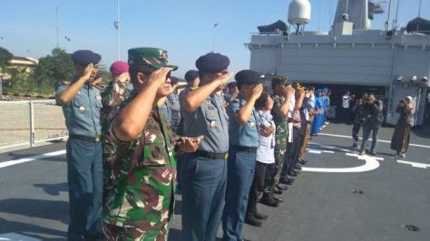 danlantamal-xiii-tarakan-laksamana-pertama-tni-judijanto-memberikan-penghormatan-kepada-kri-teluk-ende-518-di-dermaga-tanjung-bara-selasa-22102019.-tribunnews.jpg