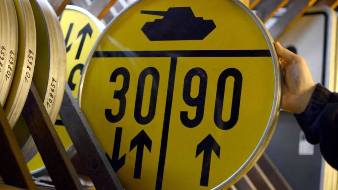 Gelbe Panzerschilder standen jahrzehntelang vor fast jeder Brücke im Westen Deutschlands. Sie enthalten getrennte Hinweise für das Befahren der Brücke im Ein-Richtungs-Verkehr.
