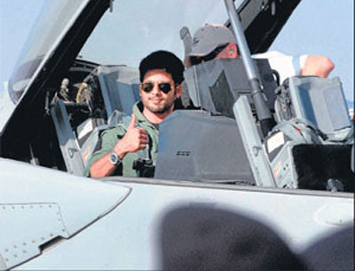 Shahid+Kapoor+fly+F-16+aircraft+%25282%2529.jpg