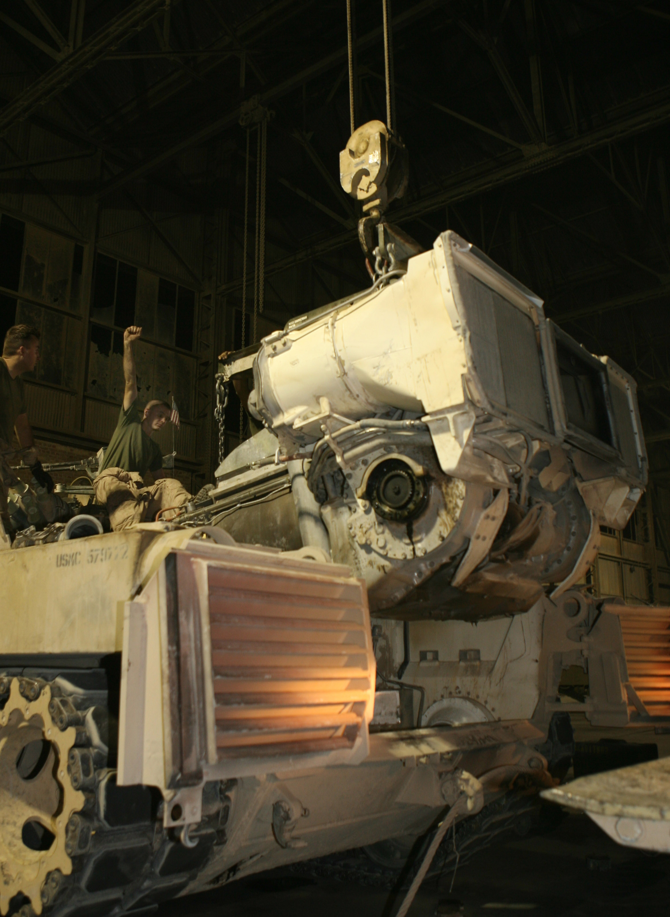M1_Abrams_-_change_og_turbine.jpg