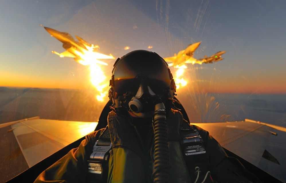 Turkey+F-16+Fighting+Falcon+Using+Flares+%25281%2529.jpg